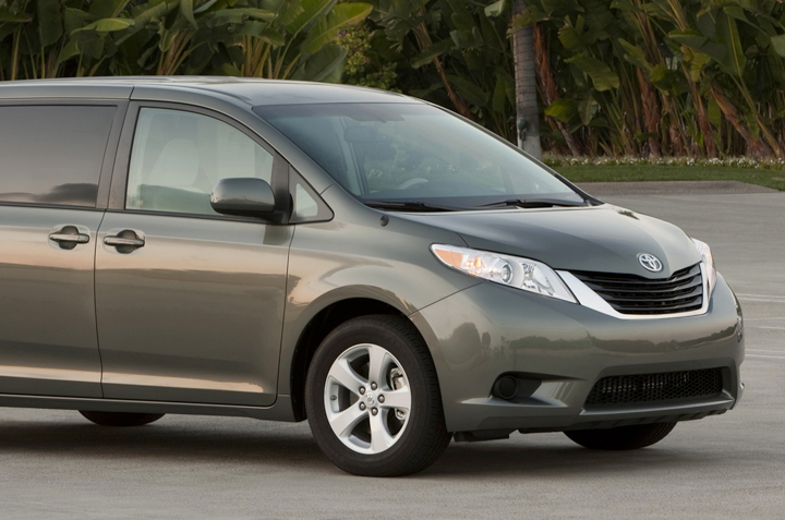 Thuê xe 7 chỗ đi Phan Rang hiệu Toyota